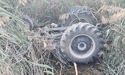 Devrilen traktörün altında kalan sürücü hayatını kaybetti