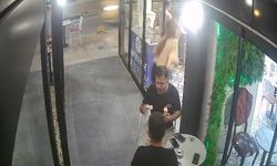 Dikkatsizliğiyle cam kapıya çarpan kadın personelin yere savrulduğu anlar kamerada