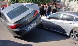 Diyarbakır’da ilginç kaza: Park halindeki 2 araca çarpıp asılı kaldı
