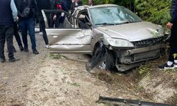 Düğün konvoyunda direksiyon hakimiyetini kaybeden araç şarampole yuvarlandı; 1 ölü 4 yaralı
