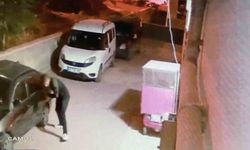 Elindeki bıçakla park halindeki araçların lastiklerini tek tek patlattı: O anlar kameraya yansıdı