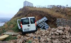 Erdek’te kaygan yolda ticari araç duvara çarptı, sürücü yaralandı