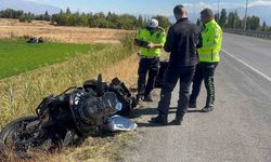 Erzincan’da bariyere çarpan Rus motosiklet sürücüsü öldü