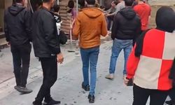 Esenyurt’ta inşaata getirilen kum sokağı kapatıp araçlara hasar verince ortalık karıştı