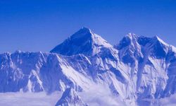 Everest’te kurtarılmayı bekleyen 200 dağcı tahliye edildi