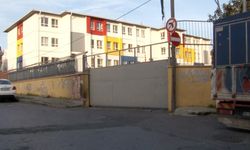 Eyüpsultan’da bir okulun kapısı öğrencilerin üstüne düştü: 4 yaralı