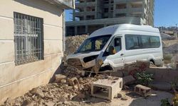 Gaziantep’te kazadan kaçmaya çalışan servis eve çarptı: 3 yaralı