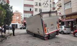 Güngören’de yol çöktü, kamyonet çukura düştü