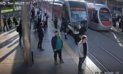 Güvenlik görevlisi genç kızı tramvayın altında kalmaktan son anda kurtardı: O anlar kameraya yansıdı