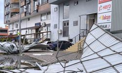 Hatay’da fırtınada uçan çatı 2 araca zarar verdi