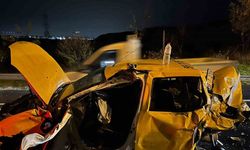 İki kamyonun arasında kağıt gibi ezilen taksi sürücüsü yaralandı