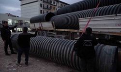 İnşaatta üzerine 750 kilo plastik boru düşen sürücü ağır yaralandı
