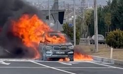 İstanbul yolunda korku dolu anlar: Lüks otomobil alev topuna döndü