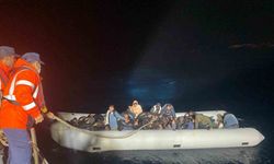 İzmir açıklarında 2 lastik bot durduruldu, 86 göçmen yakalandı