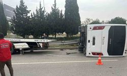 İzmir’de havalimanı personel servisi devrildi: 5 yaralı