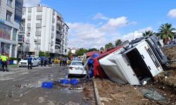 İzmir’de kontrolden çıkan tır yan yola uçtu: 2 araç ezildi