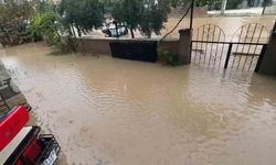İzmir’de sağanak yağış yolları göle çevirdi