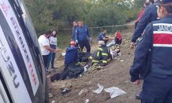 İzmir’den Buldana ziyarete gelen tur otobüsü dönüş yolunda şarampole yuvarlandı, çok sayıda yaralı olduğu öğrenildi