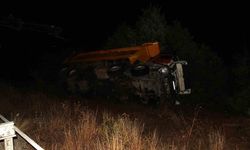 Kamyon bariyerlere çarpıp şarampole devrildi: 2 ölü, 1 yaralı