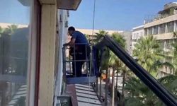 Kapıyı kilitleyerek polisten kaçmaya çalışan hırsızı, polis ekipleri vinçle camdan iş yerine girerek yakaladı