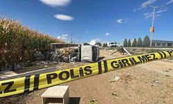 Karaman’da kamyonet yol kenarına devrildi: 2 yaralı