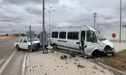 Karaman’da minibüs ile kamyonetin çarpıştığı kaza kamerada: 1 yaralı