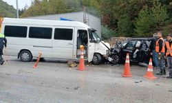 Karşı şeride geçen minibüsle otomobil kafa kafaya çarpıştı: 1 yaralı