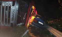 Kastamonu’da tır otomobilin üzerine devrildi: 2 yaralı
