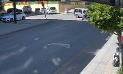 Kaza anı kamerada: 4 kişinin olduğu motosiklete araç çarptı
