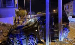 Kaza yaparak savrulan motosiklet yayalara çarptı: 5 yaralı