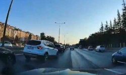 Kazadan dolayı yavaşlayan araca otomobilin arkadan çarpma anı kamerada