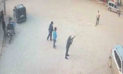 Kendisine silah doğrultan adamın üzerine yürüyüp bıçakla öldürdü