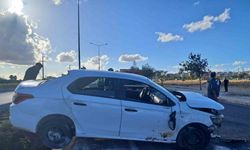 Kilis’te otomobil refüje çarptı: 2 ağır yaralı