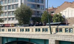 Kız arkadaşı gelince intihardan vazgeçti