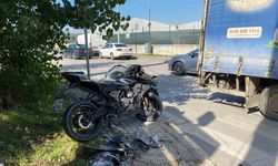 Kocaeli’de kamyonetle çarpışan motosiklet sürücüsü ağır yaralandı