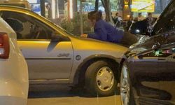 Kocasıyla tartışan kadın otomobilin kaputuna yattı