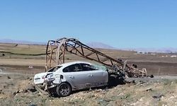 Kontrolden çıkan otomobil elektrik direğini devirdi: 1 yaralı