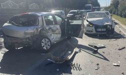 Kontrolden çıkan otomobil karşı şeride uçarak iki otomobile çarptı: 4 yaralı