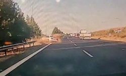 Kontrolden çıkan otomobilin bariyerlere çarpma anı görüntülendi