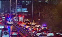 Küçükçekmece’de kontrolden çıkan otomobil aydınlatma direğine çarptı: 1 yaralı
