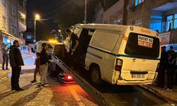Küçükçekmece’de otomobil park halindeki 4 araca çarptı: 2 yaralı
