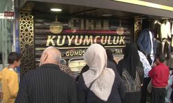 Kuyumcu altınları alıp kaçtı, vatandaşlar dükkanı yağmalamaya çalıştı