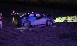 Lastiği patlayan otomobil tarlaya uçtu