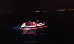 Lastik botta 6 düzensiz göçmen yakalandı