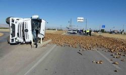 Malatya’da pancar yüklü tır devrildi: 1 yaralı