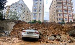Maltepe’de istinat duvarı park halindeki 3 otomobilin üzerine çöktü