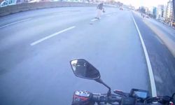 Maltepe’de yola atlayan yaya trafiği tehlikeye attı: O anlar bir motosikletlinin kamerasına yansıdı