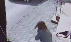 Maltepe’de yolun karşısına geçen kadına minibüs çarptı: Kaza anı kamerada