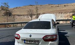 Mardin’de bariyerlere çarpan otomobilde maddi hasar meydana geldi