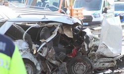Mersin’de otomobil beton bariyere çarptı: 2 ölü